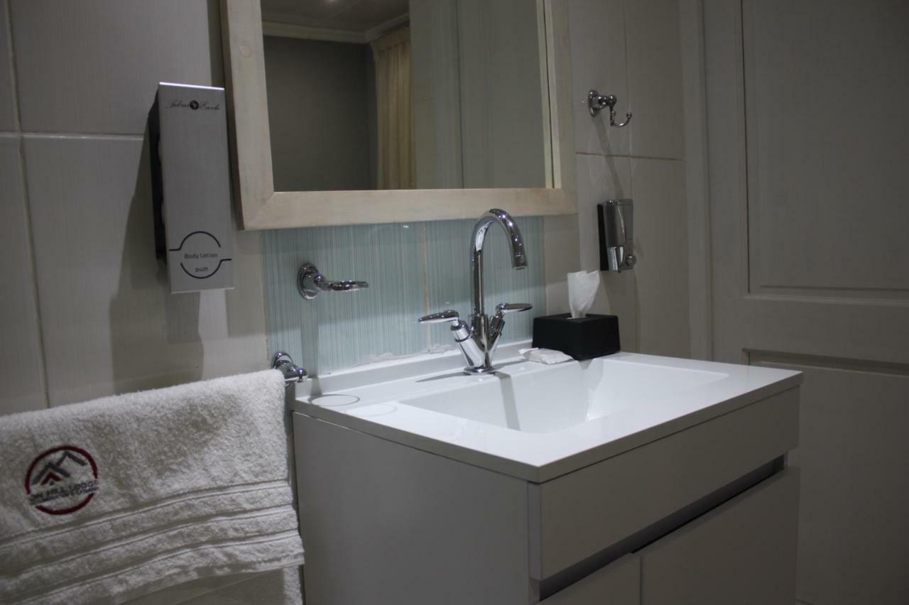 On Hill Lodge Блоемфонтейн Екстериор снимка